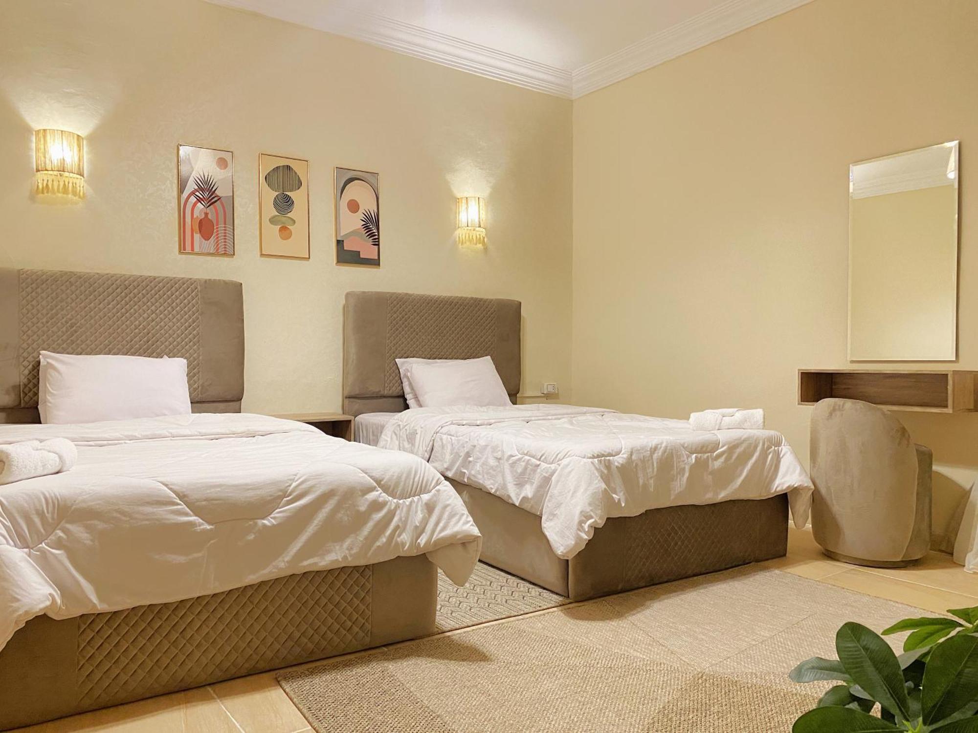 Seven Pyramids Inn Kafret el-Gabal Rum bild